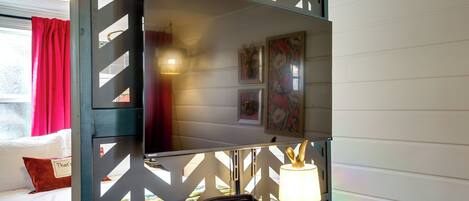Desk, iron/ironing board, Internet, bed sheets