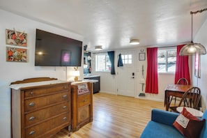 TV, books - 3 Mi to Downtown Spokane! Cozy Couple’s Retreat (Spokane)