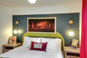 Tabla de planchar con plancha, internet y ropa de cama