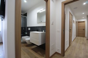 Douche, sĂšche-cheveux, bidet