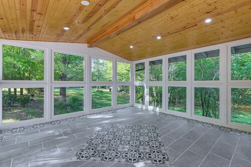 11 Acres & Balcony! Sleek Retreat in Americus