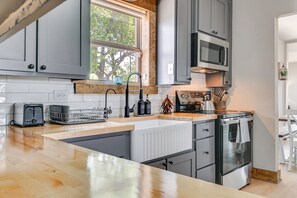 Fridge, microwave, stovetop, dishwasher - Rural Texas Retreat: Patio + Country Views! (Muenster)