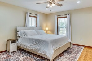 3 habitaciones, escritorio, internet y ropa de cama 