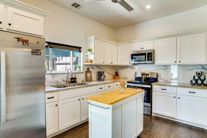 Frigorífico, microondas, placa de cocina y cafetera o tetera