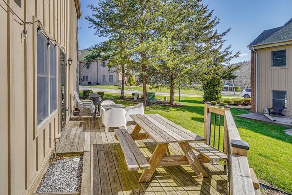 Outdoor dining - Pool Access! Amazing Mtn Retreat in Mercersburg (Mercersburg)