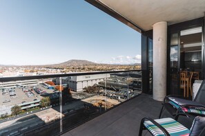 Property grounds - Lovely Sunny 2-bedroom Apartment with Pool and Gym (Phillip)