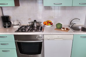 Wasserkocher mit Kaffee-/Teezubehör, Kühlschrank, Ofen, Herdplatte