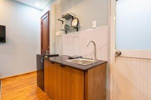 Estudio clásico, balcón, vista a la ciudad | Interior