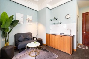 Estudio clásico, balcón, vista a la ciudad | Interior