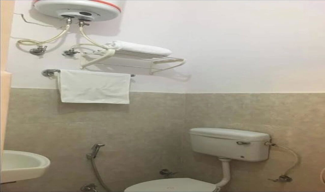 Standard Ac Room | Banheiro | Toalhas de banho, sabonete, shampoo, papel higiênico