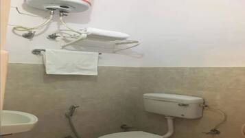 Standard Ac Room | Banheiro | Toalhas de banho, sabonete, shampoo, papel higiênico