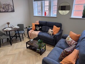 Living area - Stylish Georgian 2BR, St Paul’s Square | Jewellery Quarter | Walk to City Centre (Birmingham)