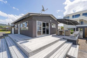 Outdoor dining - Beachside on Hinemoa (Whangamata)
