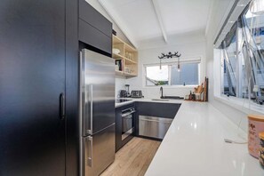 Fridge, microwave, oven, stovetop - Beachside on Hinemoa (Whangamata)