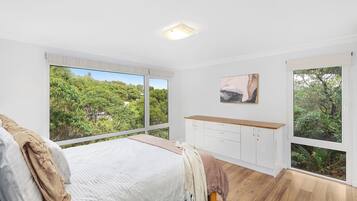 4 bedrooms, desk, iron/ironing board, free WiFi