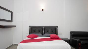 Deluxe Studio, Balcony | Desk, laptop workspace, iron/ironing board, free WiFi