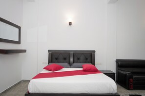 Desk, laptop workspace, iron/ironing board, free WiFi - Hotel Ranthil - Galle (Galle)