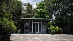A small building with a sign labeled 'office' and a sign with an elephant symbol. - Hotel Ranthil - Galle (Galle)