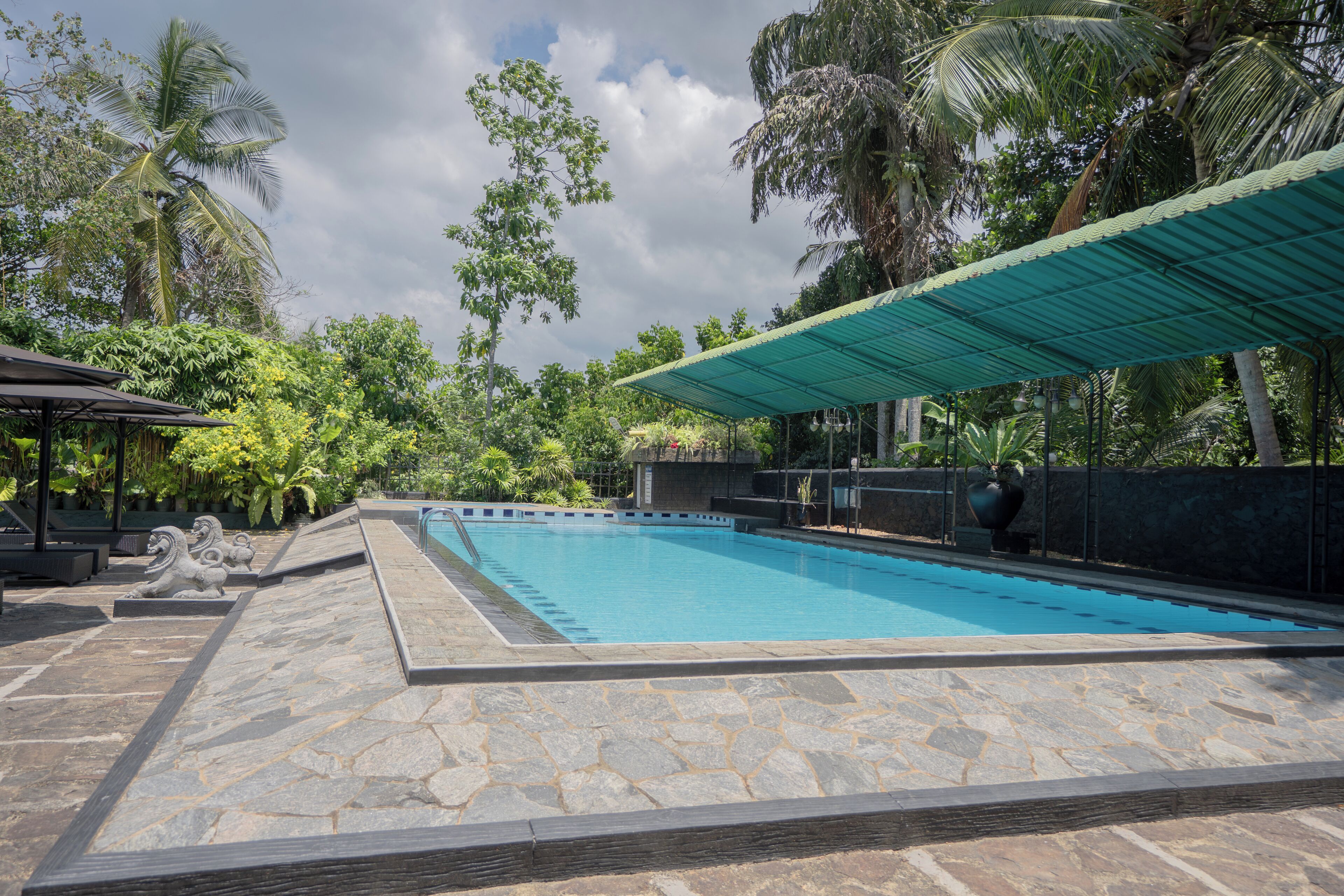 10 outdoor pools