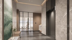 Un interior moderno con un mostrador de recepción, un vidrio que da a un espacio exterior y un piso de baldosas.
