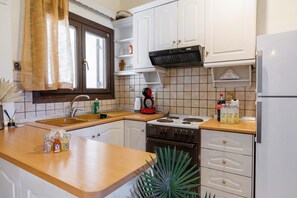 Refrigerador, horno, placa de cocina, tetera/pava eléctrica