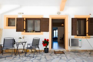 Outdoor dining - Apartment 'Breathing  2' with Mountain View, Wi-Fi and Air Conditioning (Virós)