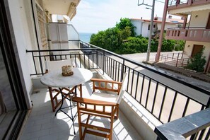 Outdoor dining - Filrose Sea View Apartment by RentalsPro (Chalkidiki)