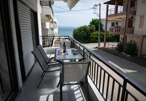 Outdoor dining - Filrose Sea View Apartment by RentalsPro (Chalkidiki)