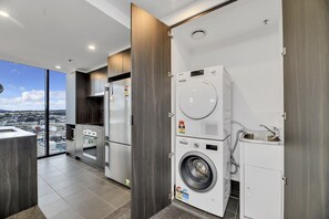 Apartment | Bathroom - Lovely Sunny 2-bedroom Apartment With Pool and Gym (Canberra)