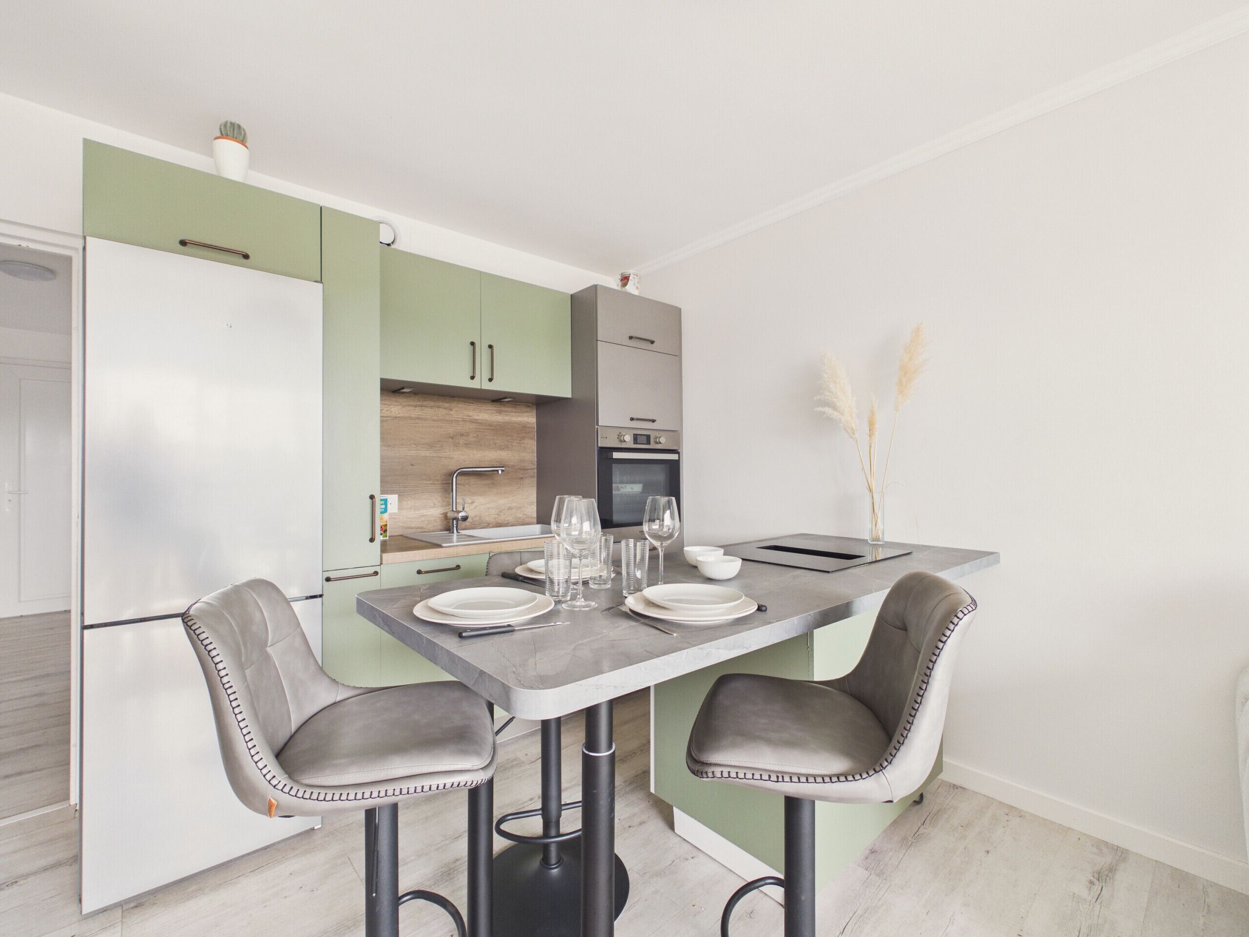 Fridge, oven, dishwasher, coffee/tea maker