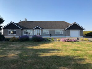 Exterior - Charming 4-bedroom farmhouse in delightful LH perfect for relaxing getaway (LH)