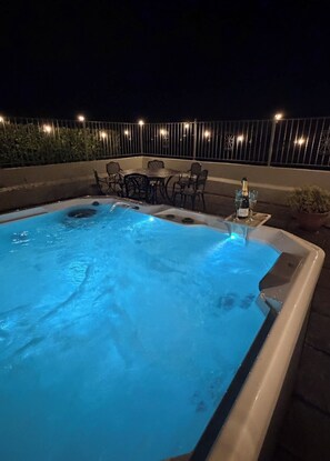 Outdoor spa tub - Charming 4-bedroom farmhouse in delightful LH perfect for relaxing getaway (LH)