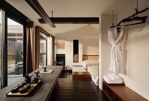 Superior-værelse til 3 personer - flere senge - privat badeværelse - udsigt til gårdsplads