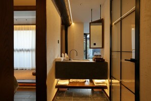 Superior-dobbeltværelse - 1 kingsize-seng - privat badeværelse - udsigt til gårdsplads | Badeværelse