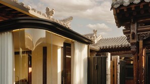 高级双人房, 1 张特大床, 私人浴室, 庭院景观 | 迷你吧（备有免费物品）、遮光窗帘、隔音、熨斗/熨板
