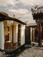 高级双人房, 1 张特大床, 私人浴室, 庭院景观 | 迷你吧（备有免费物品）、遮光窗帘、隔音、熨斗/熨板
