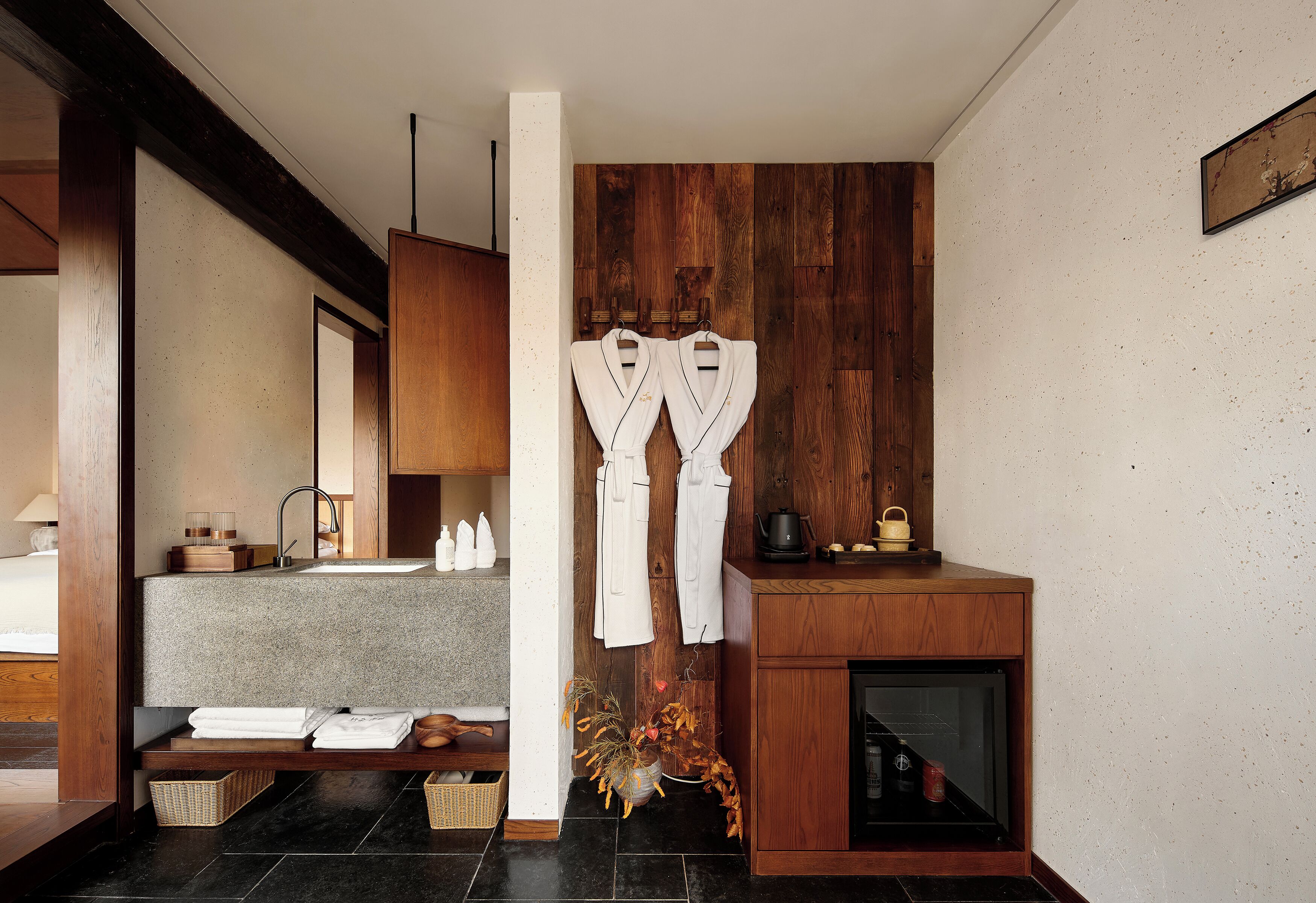 Superior Double Room, 1 King Bed, Private Bathroom, Courtyard View | Interior