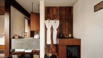 Superior Double Room, 1 King Bed, Private Bathroom, Courtyard View | Interior