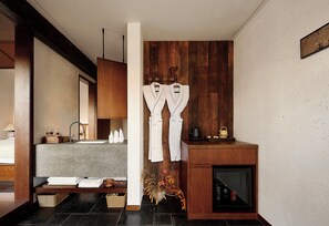 Habitación doble superior, 1 cama King size, baño privado, vista al patio | Interior