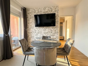 Basic Apartment | Dining - Central Vienna Modern 1BR Apt Balcony (Wien)