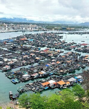Un village flottant densément peuplé, avec de nombreux bateaux et de petites constructions.