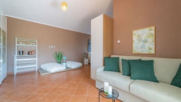 Suite, Patio | Living area