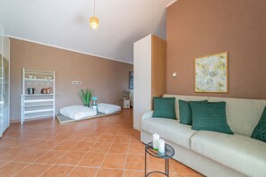 Suite, patio | Zona de estar | Una televisión de pantalla plana