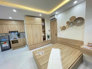 Estudio clásico, balcón, vista a la ciudad | Interior