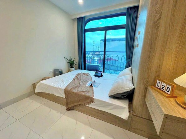 Estudio clásico, balcón, vista a la ciudad