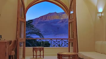 Suite, Balcony, Mountain View | Interior