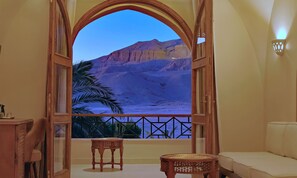 Suite, Balcony, Mountain View | Bahagian dalam