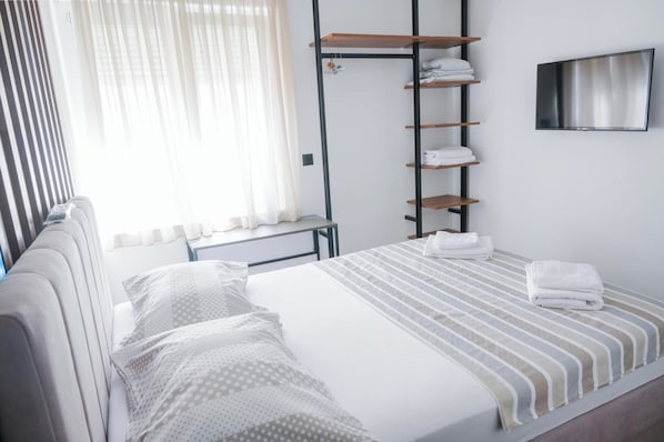 2 bedrooms, free WiFi, bed sheets - Modern Apartment With Balcony in the Center (Drnis)