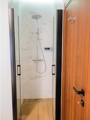 Shower, hair dryer, towels - Modern Apartment With Balcony in the Center (Drnis)