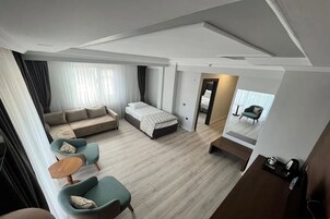 Habitación Deluxe, balcón, vistas a la ciudad | Escritorio, cortinas opacas, sistema de insonorización y wifi gratis